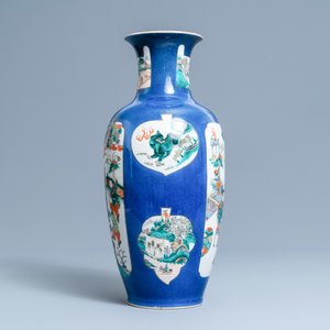 Een Chinese famille verte vaas met poederblauwe fondkleur, 19e eeuw — foto 2