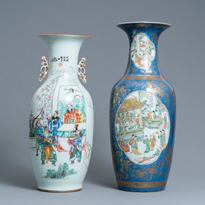 Een Chinese famille verte vaas met poederblauwe fondkleur en een famille rose vaas, 19e eeuw — foto 1