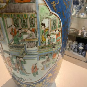 Een Chinese famille verte vaas met poederblauwe fondkleur en een famille rose vaas, 19e eeuw — foto 12