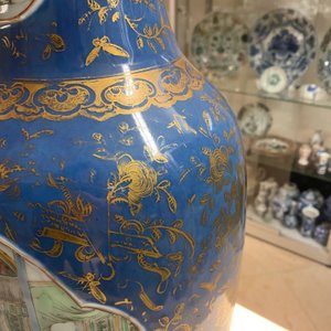 Een Chinese famille verte vaas met poederblauwe fondkleur en een famille rose vaas, 19e eeuw — foto 13