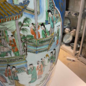 Een Chinese famille verte vaas met poederblauwe fondkleur en een famille rose vaas, 19e eeuw — foto 16
