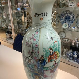 Een Chinese famille verte vaas met poederblauwe fondkleur en een famille rose vaas, 19e eeuw — foto 7