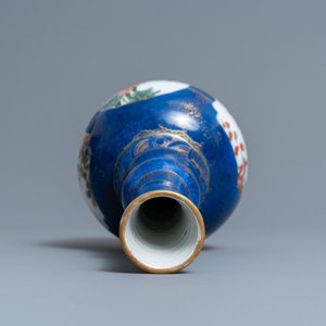 Een Chinese famille verte vaas met poederblauwe fondkleur, Kangxi — foto 5