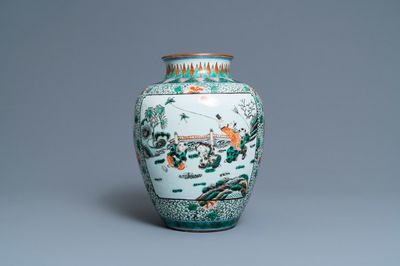 Een Chinese famille verte vaas met spelende jongens, 19e eeuw