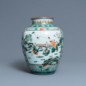 Een Chinese famille verte vaas met spelende jongens, 19e eeuw — foto 1