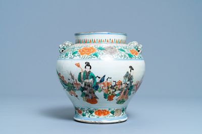 Een Chinese famille verte vaas met spelende kinderen, 19/20e eeuw