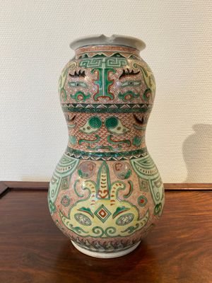 Een Chinese famille verte vaas met taotie maskers, Xuande merk, 19e eeuw — foto 2