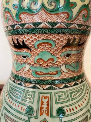Een Chinese famille verte vaas met taotie maskers, Xuande merk, 19e eeuw — foto 8