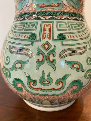 Een Chinese famille verte vaas met taotie maskers, Xuande merk, 19e eeuw — foto 9
