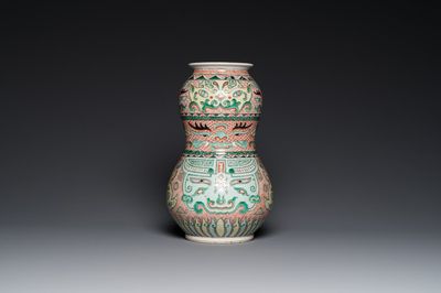 Een Chinese famille verte vaas met taotie maskers, Xuande merk, 19e eeuw
