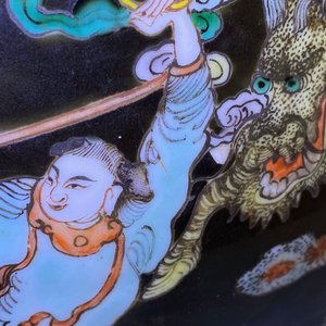 Een Chinese famille verte vaas met zwarte fondkleur, 19e eeuw — foto 14