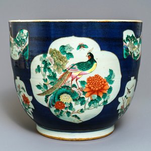 Een Chinese famille verte vissenkom met blauwe fondkleur, 19e eeuw — foto 4