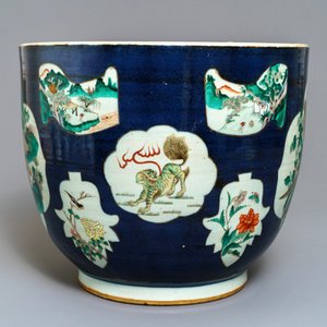Een Chinese famille verte vissenkom met blauwe fondkleur, 19e eeuw — foto 5