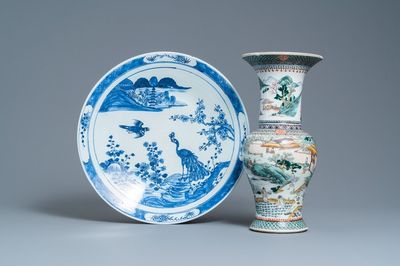 Een Chinese famille verte 'yenyen' vaas met decor van de rijstproductie en een grote blauw-witte schotel, 19e eeuw