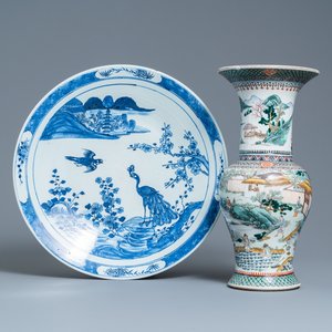 Een Chinese famille verte 'yenyen' vaas met decor van de rijstproductie en een grote blauw-witte schotel, 19e eeuw — foto 1