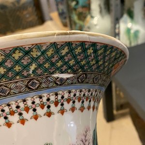 Een Chinese famille verte 'yenyen' vaas met decor van de rijstproductie en een grote blauw-witte schotel, 19e eeuw — foto 12