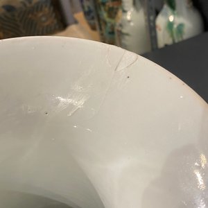 Een Chinese famille verte 'yenyen' vaas met decor van de rijstproductie en een grote blauw-witte schotel, 19e eeuw — foto 13