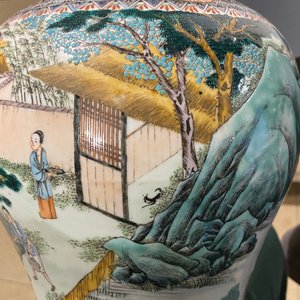 Een Chinese famille verte 'yenyen' vaas met decor van de rijstproductie en een grote blauw-witte schotel, 19e eeuw — foto 21