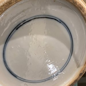 Een Chinese famille verte 'yenyen' vaas met decor van de rijstproductie en een grote blauw-witte schotel, 19e eeuw — foto 25
