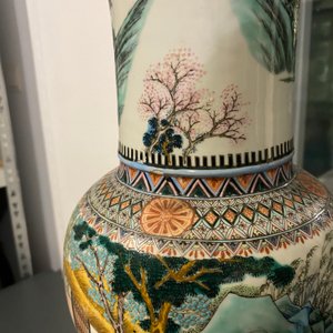 Een Chinese famille verte 'yenyen' vaas met decor van de rijstproductie en een grote blauw-witte schotel, 19e eeuw — foto 27