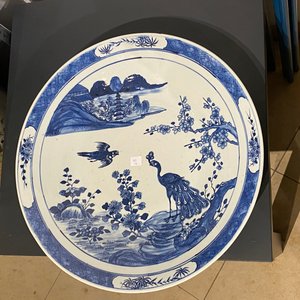 Een Chinese famille verte 'yenyen' vaas met decor van de rijstproductie en een grote blauw-witte schotel, 19e eeuw — foto 29