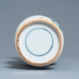 Een Chinese famille verte 'yenyen' vaas met decor van de rijstproductie en een grote blauw-witte schotel, 19e eeuw — foto 9