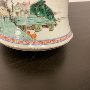 Een Chinese famille verte 'yenyen' vaas met een landschap, Kangxi — foto 11