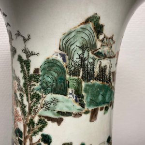 Een Chinese famille verte 'yenyen' vaas met een landschap, Kangxi — foto 22