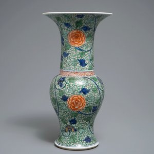 Een Chinese famille verte yenyen vaas met floraal decor, Kangxi — foto 1