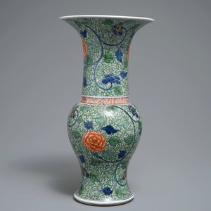 Een Chinese famille verte yenyen vaas met floraal decor, Kangxi — foto 2