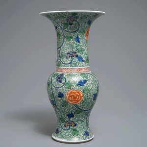 Een Chinese famille verte yenyen vaas met floraal decor, Kangxi — foto 4