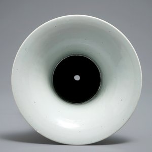 Een Chinese famille verte yenyen vaas met floraal decor, Kangxi — foto 5