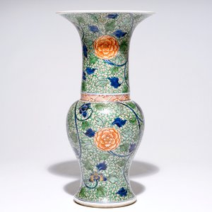 Een Chinese famille verte yenyen vaas met floraal decor, Kangxi — foto 1