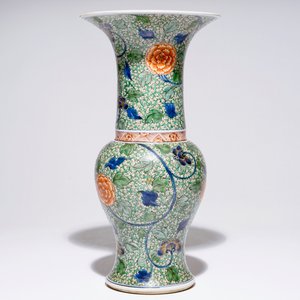 Een Chinese famille verte yenyen vaas met floraal decor, Kangxi — foto 3