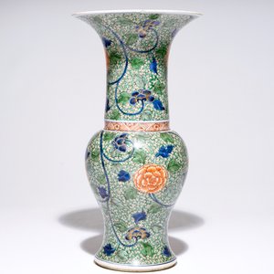 Een Chinese famille verte yenyen vaas met floraal decor, Kangxi — foto 4