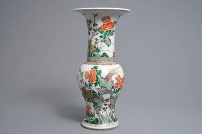 Een Chinese famille verte yenyen vaas met vogels en bloemen, Kangxi