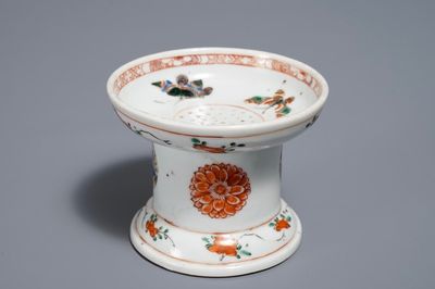 Een Chinese famille verte zandstrooier met vlinders, Kangxi