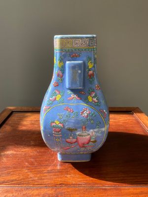Een Chinese 'fanghu' vaas met geëmailleerd famille rose decor op blauwe fondkleur, Guangxu merk en periode — foto 4