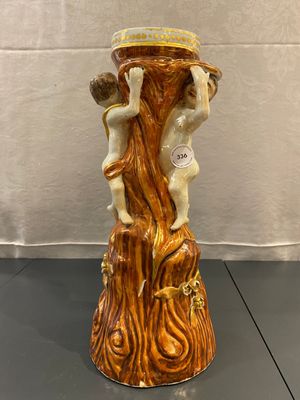 Een Chinese faux-bois exportporseleinen sokkel met twee knapen, Qianlong — foto 10