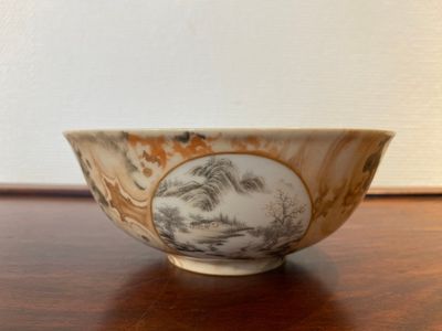 Een Chinese faux-bois kom met grisaille medaillons, Qianlong merk, Republiek — foto 3