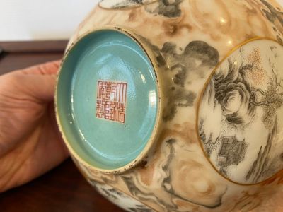 Een Chinese faux-bois kom met grisaille medaillons, Qianlong merk, Republiek — foto 6