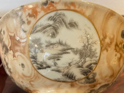 Een Chinese faux-bois kom met grisaille medaillons, Qianlong merk, Republiek — foto 8