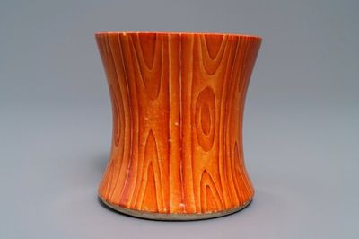 Een Chinese faux bois penselenpot, 19/20e eeuw