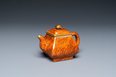 Een Chinese 'faux-bois' theepot met deksel, Qianlong merk, Republiek