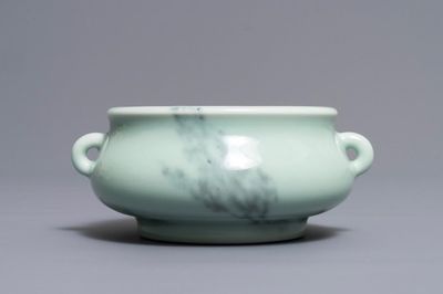 Een Chinese faux marbre wierookbrander, Qianlong merk, 19/20e eeuw