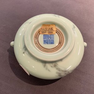 Een Chinese faux marbre wierookbrander, Qianlong merk, 19/20e eeuw — foto 11