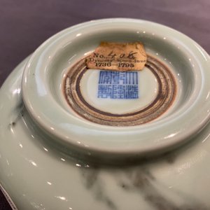 Een Chinese faux marbre wierookbrander, Qianlong merk, 19/20e eeuw — foto 12