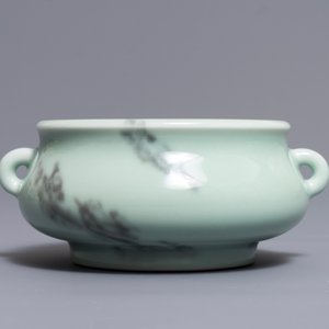 Een Chinese faux marbre wierookbrander, Qianlong merk, 19/20e eeuw — foto 3