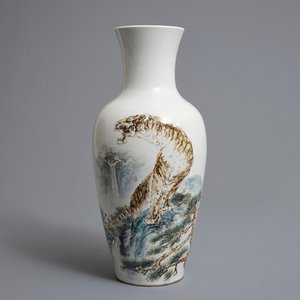 Een Chinese fencai vaas met een tijger, Qianlong merk — foto 1