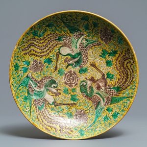 Een Chinese 'feniksen' schotel in groen, aubergine en geel email op biscuit, He He Jia Chan merk, Transitie periode — foto 1